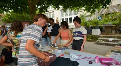 Beim Abschluss des Kunstcamps wird gedruckt